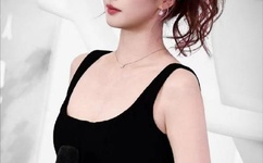 女优挑战与鲨共舞遭咬